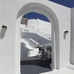 Church And Cave - Santorini Private Residences Mesariá